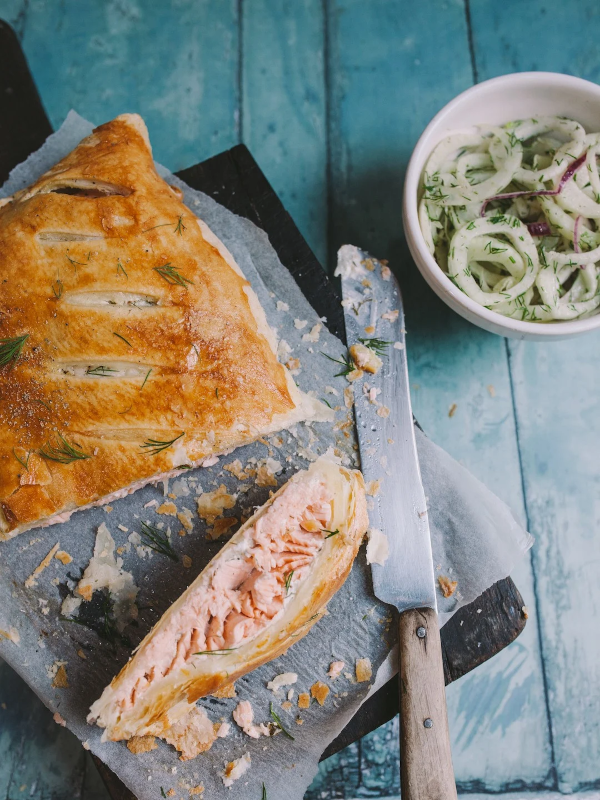 Salmon en croûte with fennel & dill salad